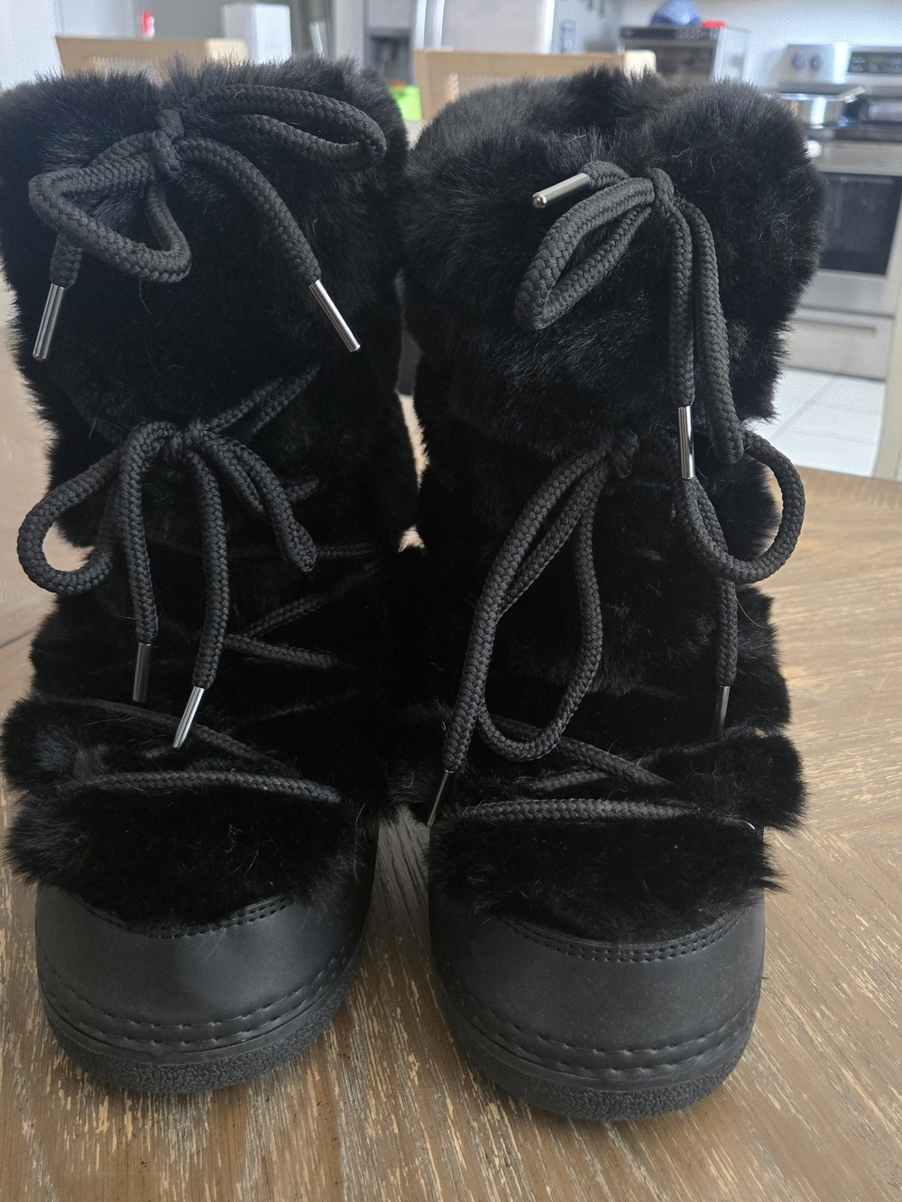 Black Faux Fur Lace Up Snow Boots Women’s US 8-9 Like New